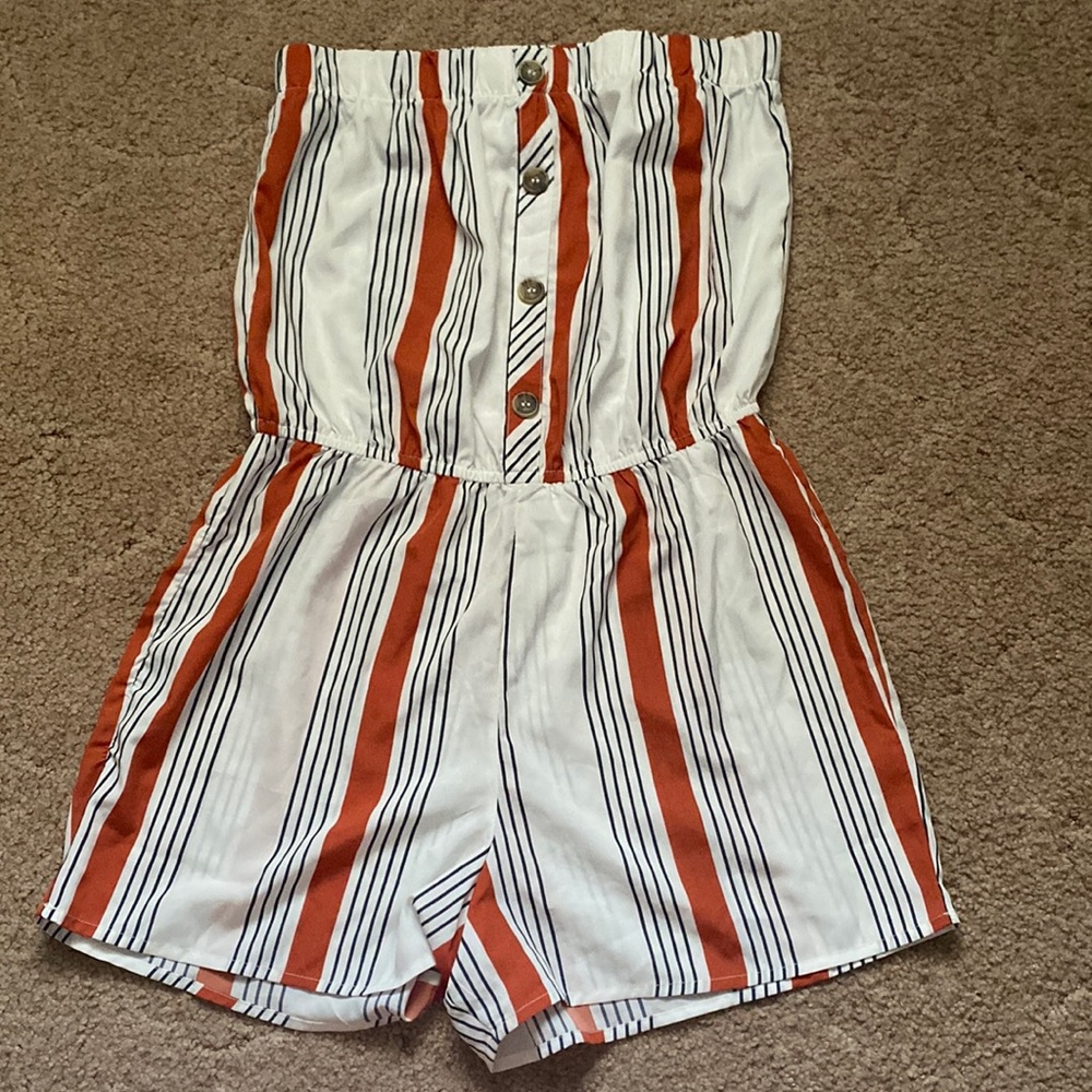 Brand: Hint of blush 
Size: XL
Color: white, orange, and black